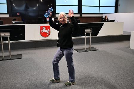Winkend begrüßte Daniela Klette ihre Unterstützer im Zuschauerraum des Gerichtssaals.