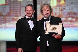 Überreicht von Elijah Wood: Peter Jackson erhält Ehrenpalme in Cannes