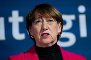 VDA-Präsidentin Hildegard Müller rechnet mit einem größeren Stellenabbau in der Automobilindustrie als bislang angenommen. (Archivfoto)