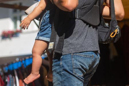 In Deutschland erklären 42 Prozent der Väter, kranke Kinder mindestens ebenso häufig zu betreuen wie ihre Partnerinnen. (Symbolbild)