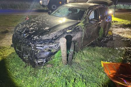 Der Fahrer kam mit einem Rettungshubschrauber in ein Krankenhaus.