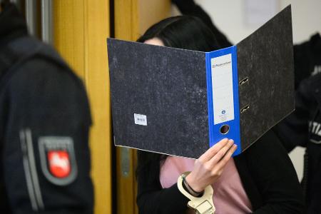 Eine 27-jährige Frau muss für einen Mordversuch mit Ameisensäure für zwölf Jahre in Haft. (Archivbild)