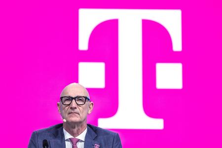 Telekom-Chef Tim Höttges geht auf Kuschelkurs zu US-Technologieriesen. 