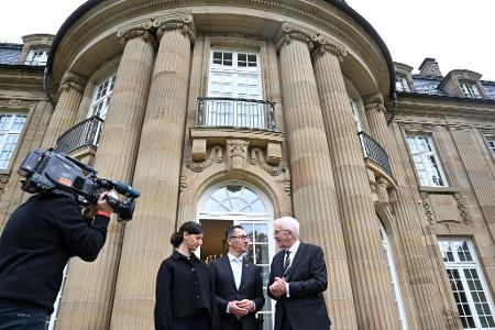 Der alte und der neue Hausherr: Winfried Kretschmann, Cem Özdemir und Özdemirs Ehefrau Flavia Zaka stehen vor der Villa Reitzenstein.
