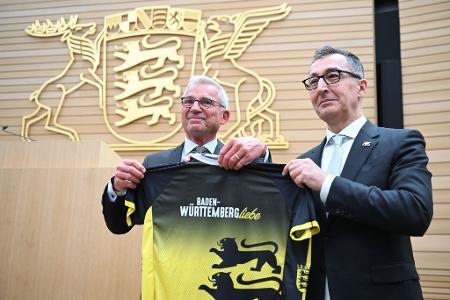 Noch im Plenarsaal bekam Özdemir das erste Geschenk.