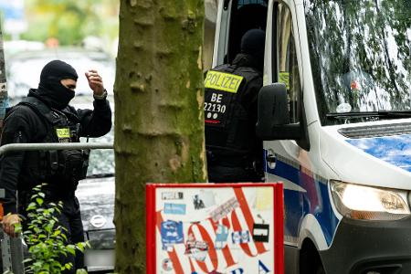 Die Polizei in Berlin geht mit einer Razzia gegen illegalen Waffenbesitz und Bandenkriminalität vor. 