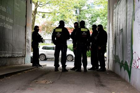 Die Polizei in Berlin durchsucht zahlreiche Wohnungen und nimmt Verdächtige fest wegen Erpressung, illegalen Waffenbesitzes und Bandenkriminalität. 