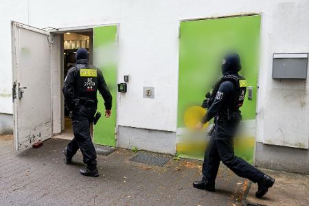 Die Polizei in Berlin geht mit einer großen Razzia gegen illegalen Waffenbesitz, Erpressung und Bandenkriminalität vor. 