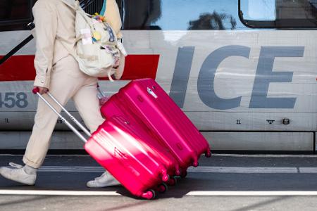 Wer mit dem Zug verreist, soll nach den Plänen der EU-Kommission auch bei Fahrten unterschiedlicher Unternehmen bei Ausfällen gut geschützt sein. (Symbolbild)
