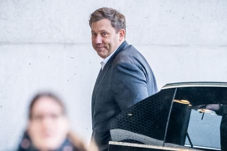 Die Ministerien sollen Finanzminister Klingbeil Sparkonzepte vorlegen.