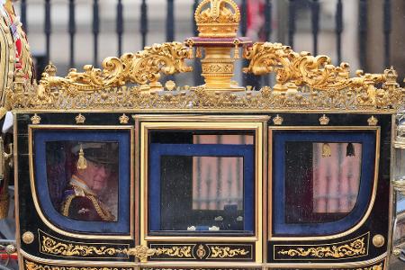 Der Monarch war gemeinsam mit Königin Camilla mit viel Pomp per Kutsche in einer Prozession vom Buckingham-Palast angereist.