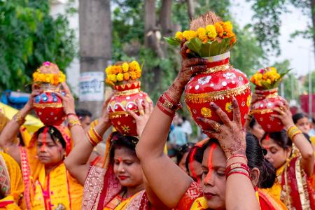 Hinduistische Gläubige tragen während einer Prozession für den Weltfrieden im indischen Bundesstaat Uttar Pradesh Wasser aus dem heiligen Fluss Ganges. 
