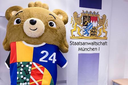 Mit diesem sehr echt aussehenden Kostüm hatte Wildhage alle Sicherheitskontrollen überwunden. (Archivbild)