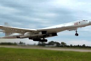 Russische Langstreckenbomber fliegen nach ukrainischen Angaben zu ihren Einsatzgebieten. (Archivbild)