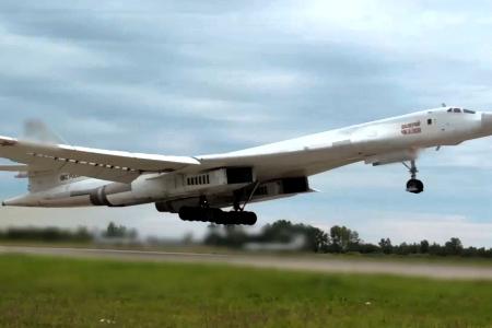 Russische Langstreckenbomber fliegen nach ukrainischen Angaben zu ihren Einsatzgebieten. (Archivbild)