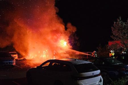 © Feuerwehr Dresden
Einsatzkräfte zu Beginn des Einsatz kurz nach dem Eintreffen. Während weitere Schlauchleitungen verlegt werden, wird mit einem Erstangriff die enorme Hitze gebunden.