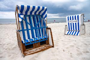 Die Strandkörbe auf Rügen sind noch verschlossen.