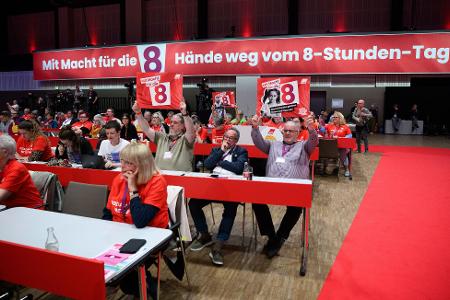 Die Gewerkschaften wollen den Acht-Stunden-Tag verteidigen. (Archivbild)