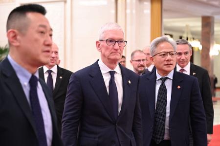 Hochrangige US-Manager wie Apple-CEO Tim Cook (M) sind beim Trump-Besuch dabei. 