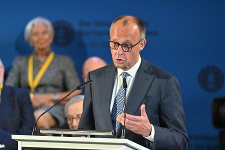 Bundeskanzler Friedrich Merz (CDU) hat bei der Karlspreis-Verleihung in Aachen Reformen angemahnt.