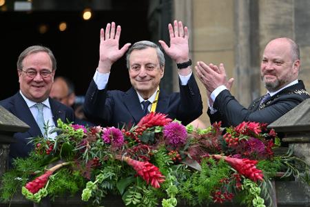Karlspreis 2026: Mario Draghi vor dem Rathaus – mit Armin Laschet und OB Michael Ziemons
