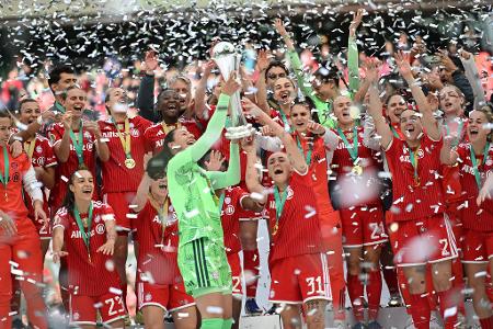 Das Team von Bayern München jubelt über den Sieg im DFB-Pokal.