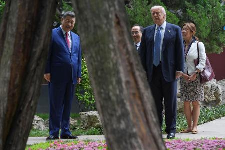 Xi zeigte Trump den Garten im Regierungsareal Zhongnanhai. 