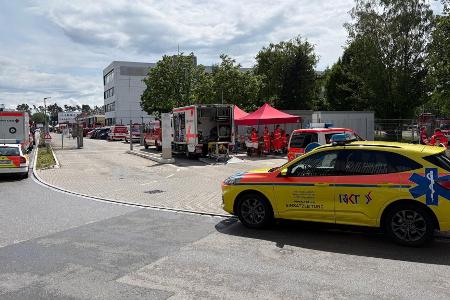Laut Feuerwehr waren zwischenzeitlich etwa 100 Rettungskräfte im Einsatz.