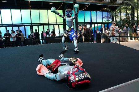 Blech-Duell: Humanoide Roboter geben eine Boxvorführung im südkoreanischen Seoul.