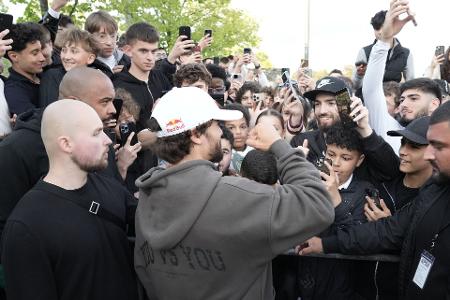 Arda Saatci wurde bei seiner Ankunft in Berlin von euphorischen Fans begrüßt.