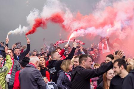 Fans von Energie Cottbus feiern den Aufstieg in die 2. Fußball-Bundesliga. 