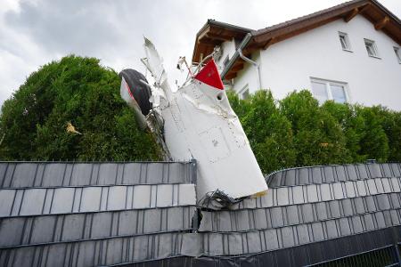 Ein Teil des Flugzeugs steckte in einem Gartenzaun.