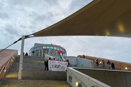 Die Aktivisten protestierten mit Sprechchören und Plakaten auf den Stufen der städtischen Hauptbücherei gegen die Teilnahme Israels am ESC. 
