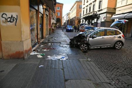 Im norditalienischen Modena fuhr ein Auto in eine Menschenmenge. 