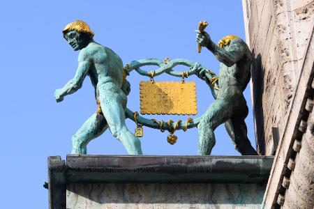 Im wahrsten Sinne des Wortes ein Aushängeschild: der Leibniz-Keks am Bahlsen-Stammhaus in Hannover. (Archivbild)