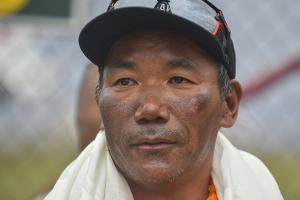 Nepalesisches Bergsteiger-Duo baut Everest-Rekorde aus