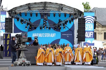 Der Gottesdienst wurde auf einer großen Bühne gefeiert.