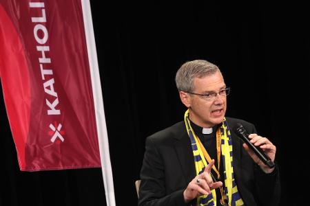 Bischof Heiner Wilmer führt die Deutsche Bischofskonferenz (DBK).