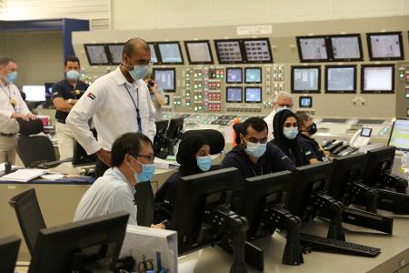  Bei einem Drohnenangriff in den Vereinigten Arabischen Emiraten brach an einem Atomkraftwerk ein Feuer aus. 