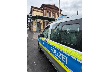 Streifenwagen vor Bahnhof Düren