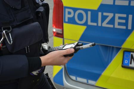 Streifenwagen mit Funkgerät