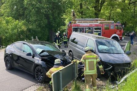Die Kräfte der Feuerwehr unterstützten bei dem Verkehrsunfall.