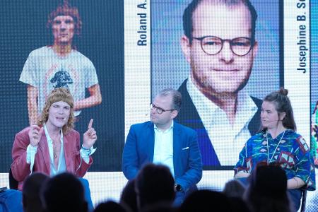 Wissenschaftlerinnen und Wissenschaftler fordern in der Debatte um ein Social-Media-Verbot für unter 16-Jährige, die Plattform stärker in die Verantwortung zu nehmen. 