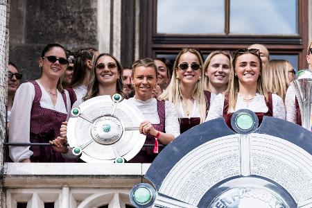 Bayern-Frauen feiern Double-Party in München