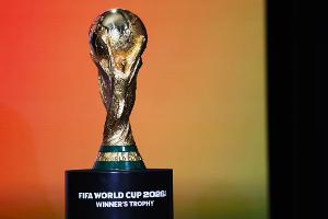 Diese Trophäe ist für den künftigen Fußball-Weltmeister.