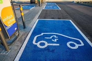 Mit der neuen Förderung will die Bundesregierung helfen, immer mehr Elektroautos auf die Straße zu bringen. (Archivbild)