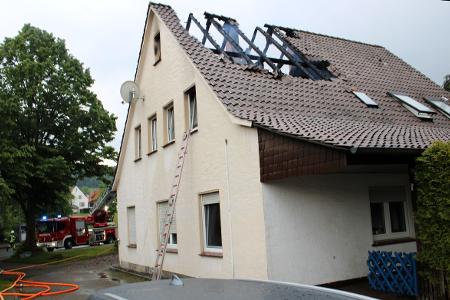 Das Zweifamilienhaus ist nach dem Brand nicht mehr bewohnbar.
Foto: Polizei Minden-Lübbecke