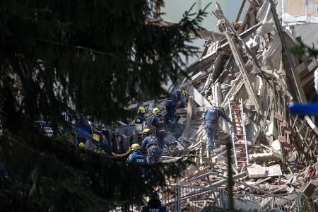 Wettlauf gegen die Zeit - per Hand wird nach Vermissten gesucht.