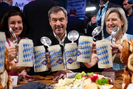 Angelika Niebler (r) ist eine der Stellvertreterinnen von CSU-Parteichef Markus Söder. (Archivbild)