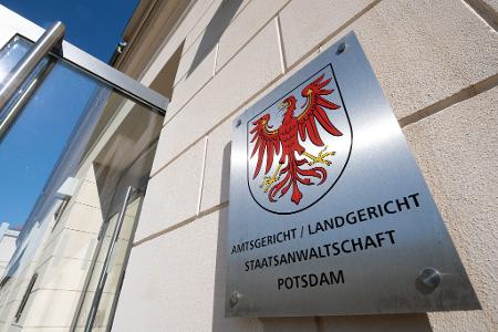 Das Landgericht Potsdam befasst sich mit der Anklage gegen einen Kinderarzt wegen Straftaten gegen die sexuelle Selbstbestimmung. Es geht um 130 Fälle und mehr als 70 Betroffene. (Symbolbild) 